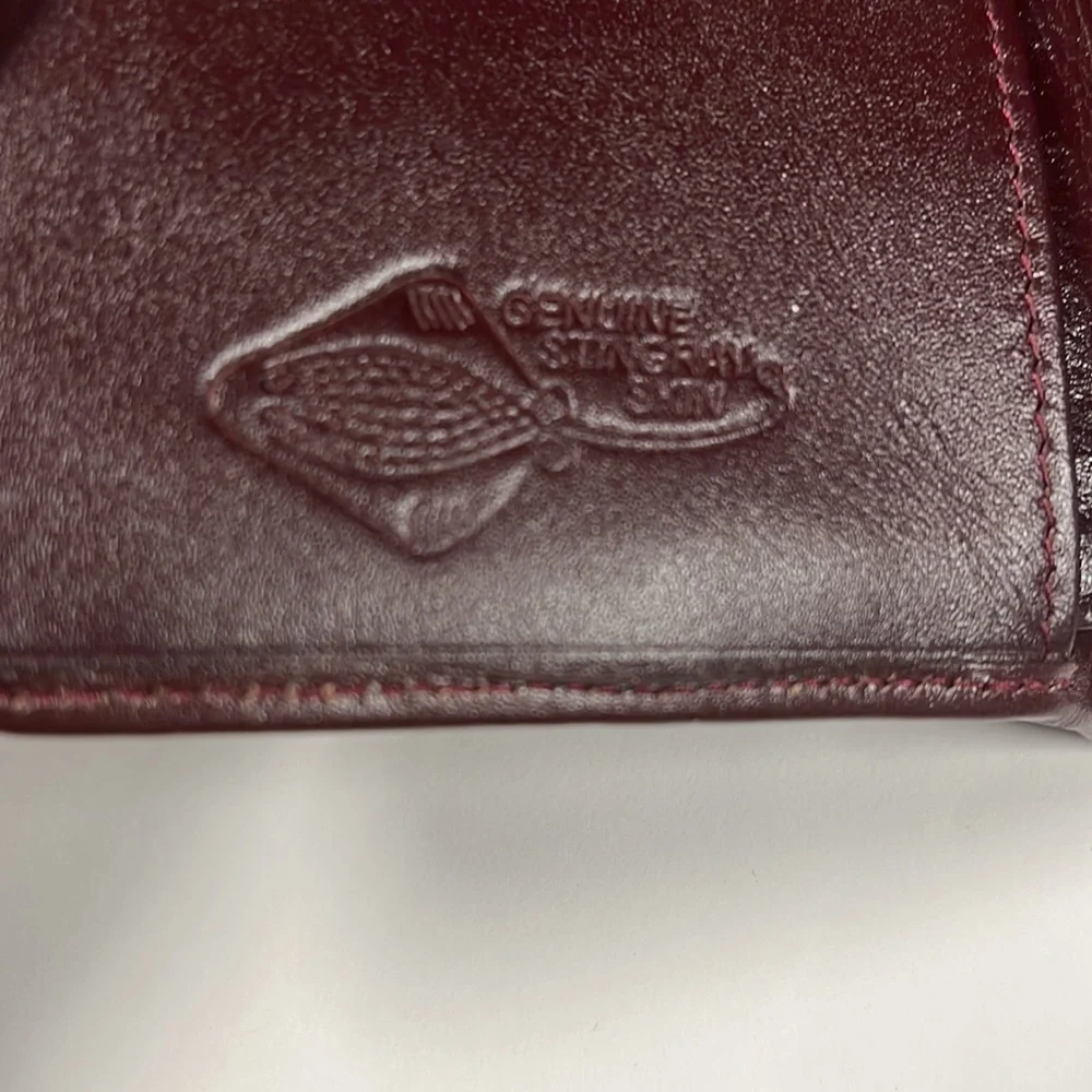 Genuine Stingray Bifold Snap with Kisslock Change Compartment Wallet